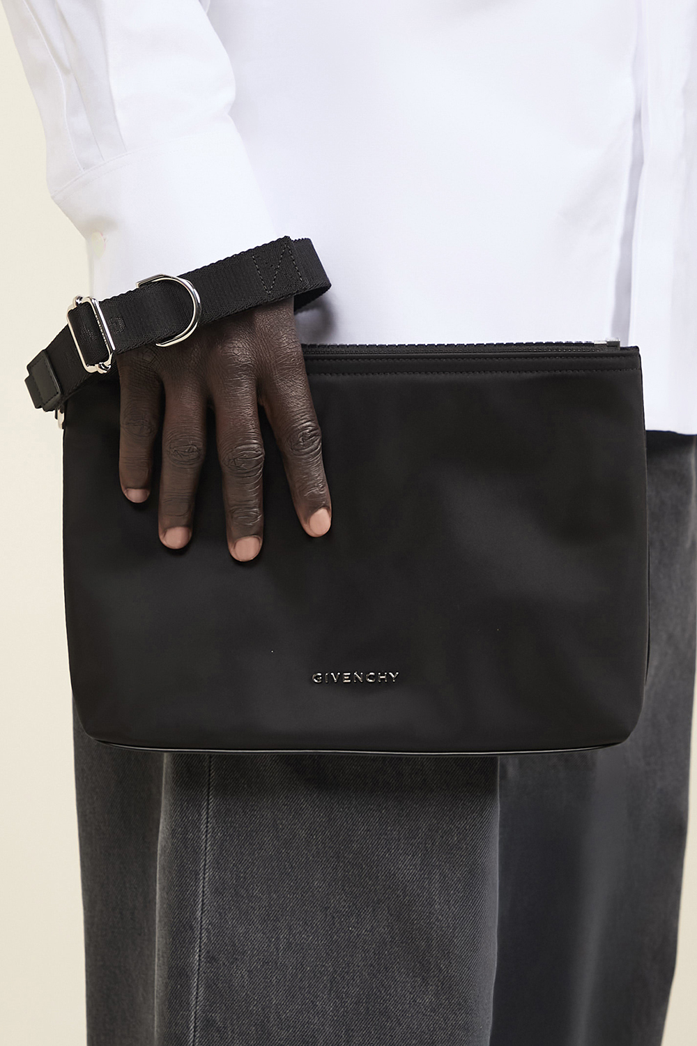 תמונת כל הלוק של תיק קלאץ' GIVENCHY